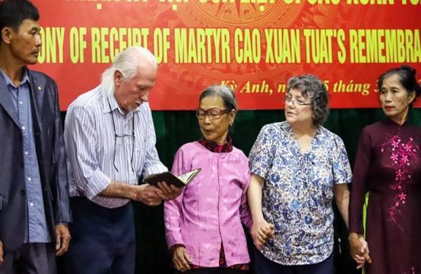 Xúc động lễ trao, nhận cuốn nhật ký của liệt sĩ Cao Xuân Tuất từ cựu binh Mỹ