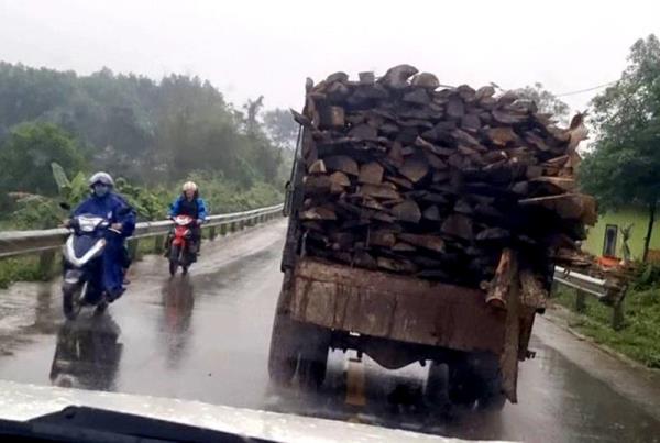 Chở hàng quá tải còn đánh võng chống đối Cảnh sát giao thông