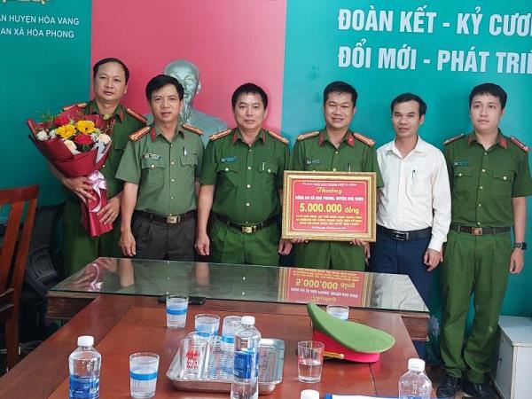 Khen thưởng Công an xã Hòa Phong