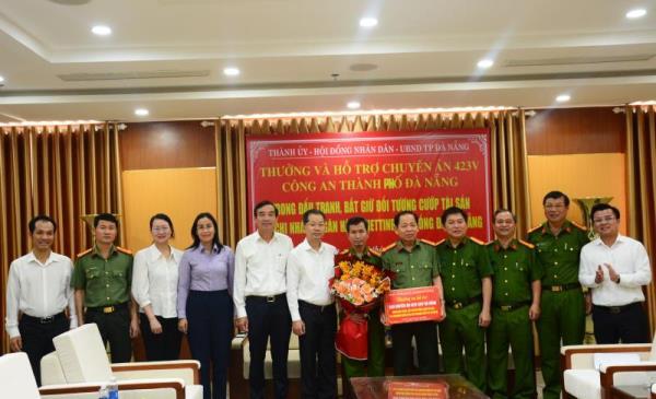 Bí thư Thành ủy biểu dương, thưởng nóng Công an Đà Nẵng về thành tích phá chuyên án