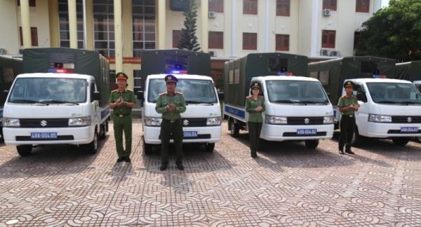 Công an Đắk Nông tiếp tục bàn giao xe ô tô tải chuyên dụng cho Công an 10 xã, thị trấn