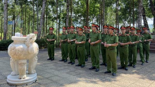 Lực lượng Thi hành án hình sự và Hỗ trợ tư pháp Công an Đà Nẵng tổ chức hoạt động về nguồn