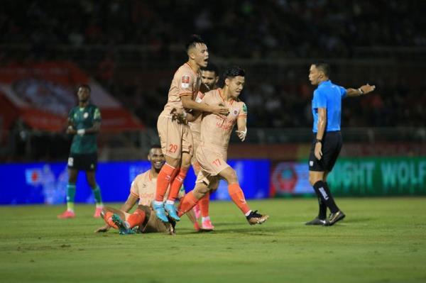 Nhìn lại vòng 8 - V.League 2023: Ấn tượng màu áo lính