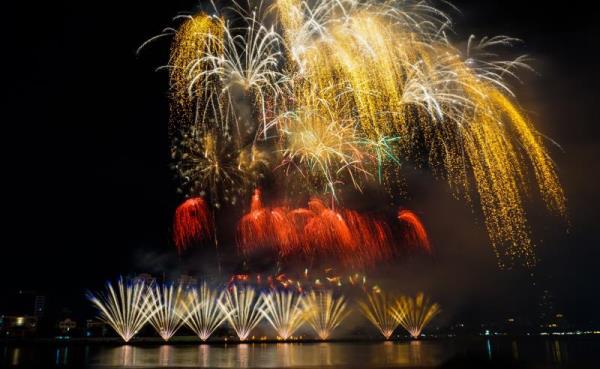 Đội thi pháo hoa Pháp gây bất ngờ với ca khúc Việt Nam tại DIFF 2023