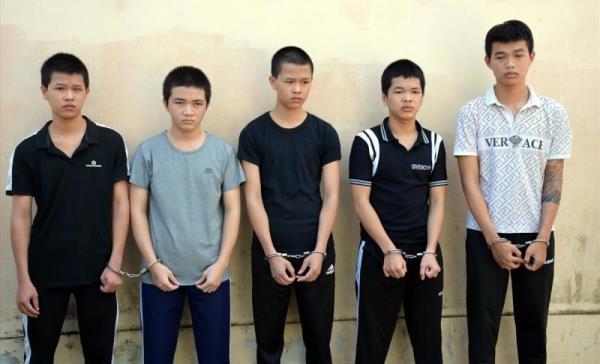 Nhóm côn đồ xộ khám