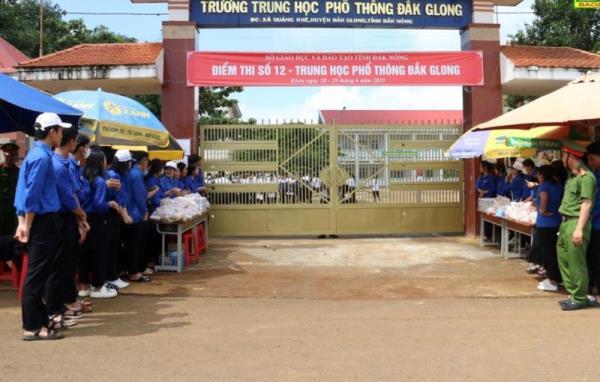 Công an Đắk Nông vừa bảo đảm tốt ANTT, vừa hướng dẫn cài đặt định danh điện tử cho người nhà các thí sinh