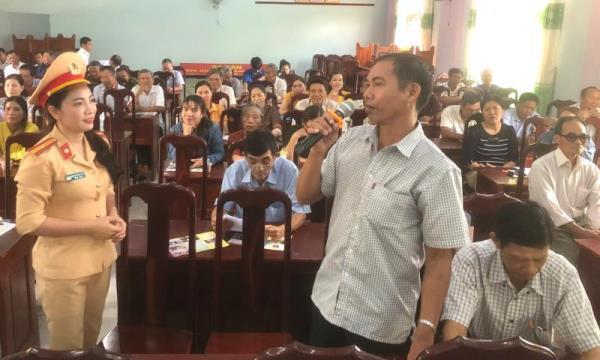 CSGT Công an Đắk Nông về tận thôn buôn tuyên truyền luật giao thông đường bộ