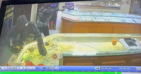 Bắt nghi phạm dùng hàng nóng cướp tiệm vàng