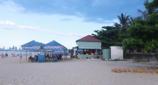 Đà Nẵng, dựng quán nhậu dưới bãi biển, khách tắm nước ngọt, tiểu tiện ngay trên bãi cát