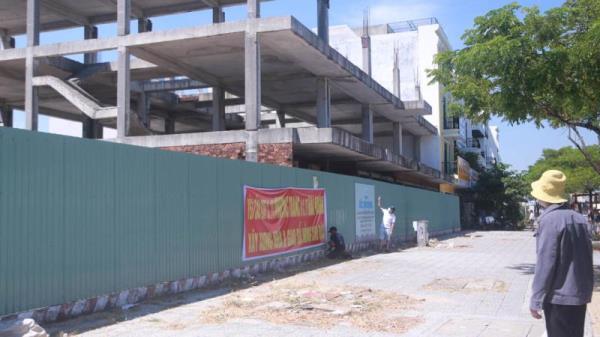 Shophouse hoang phế trên đất vàng