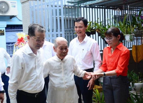 Bí thư Thành ủy Đà Nẵng Nguyễn Văn Quảng thăm các gia đình chính sách tiêu biểu