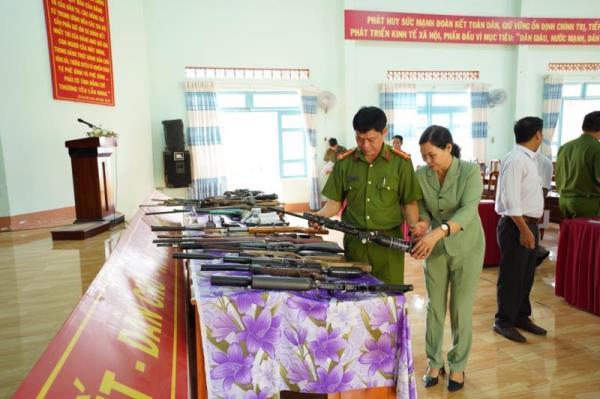 Công an cơ sở nỗ lực thu gom vũ khí, vật liệu nổ