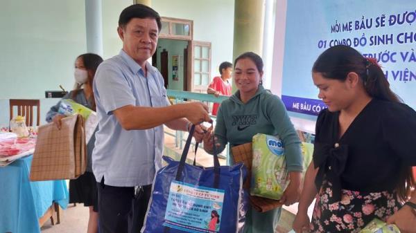 Mang yêu thương đến với các bà mẹ bầu, bé sơ sinh Cơ Tu Tây Giang