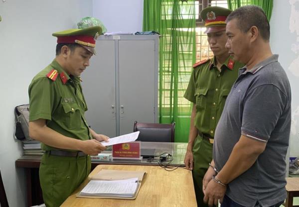 Nổ quen cán bộ thành phố để lừa chạy việc