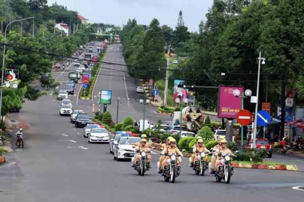 Công an Đắk Nông đồng loạt ra quân tổng kiểm soát xe kinh doanh vận tải hành khách và container trên toàn tỉnh
