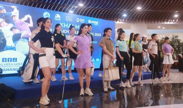 Người dân, du khách tập đánh golf trên sân nhân tạo mini tại Lễ hội Du lịch Golf Đà Nẵng 2023