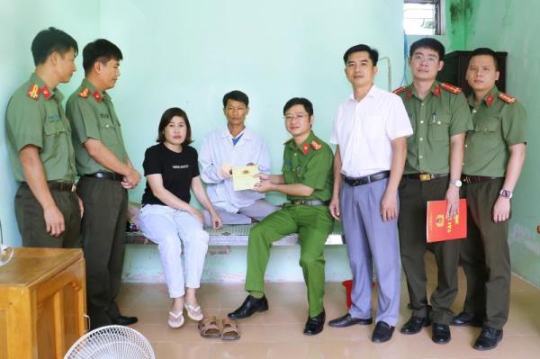 Thăm hỏi, động viên cán bộ chiến sỹ công an bị thương khi làm nhiệm vụ