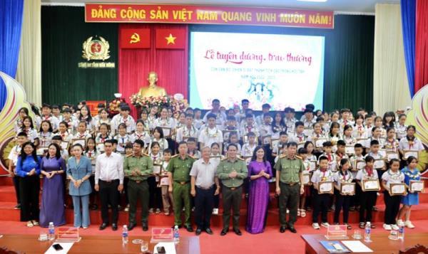 Gần 800 con CBCS Công an Đắk Nông được tuyên dương, tôn vinh trao thưởng