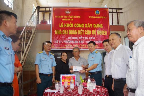 Sư đoàn 372 hỗ trợ 80 triệu đồng xây dựng Nhà Đại đoàn kết cho hộ nghèo