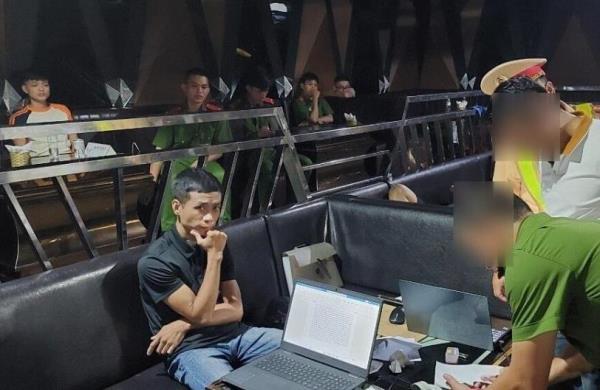 Vào club mở tiệc ma túy