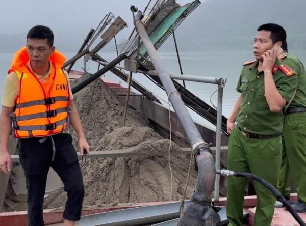 Rút ruột lòng sông