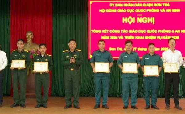 Khen thưởng 11 tập thể, cá nhân đạt thành tích xuất sắc trong công tác giáo dục quốc phòng - an ninh năm 2024
