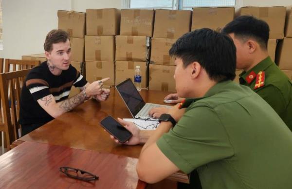 Nam thanh niên nước ngoài mang súng đến quán bar khè đối  phương