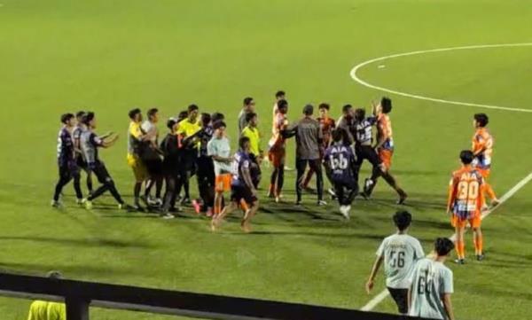 Chơi bóng bằng tay cầu thủ Singapore bị bắt