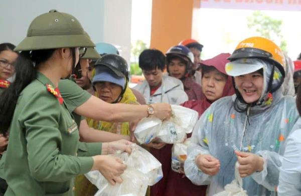 Những suất ăn ấm lòng người dân vùng lũ