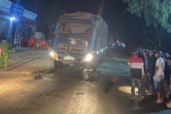 Xe máy đối đầu ô-tô gây chết người