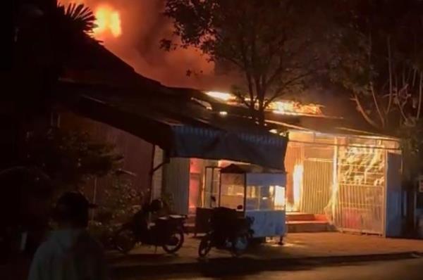 Cháy nhà khiến 2 mẹ con thương vong