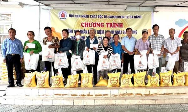 Trao tặng 150 suất quà cho nạn nhân chất độc da cam