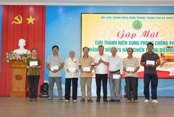 Tặng quà cho TNXP tham gia phục vụ thời kỳ kháng chiến chống thực dân Pháp và trực tiếp tham gia Chiến dịch Điện Biên Phủ