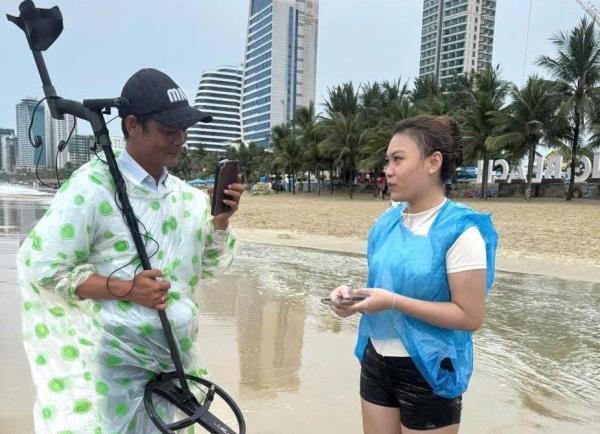 Bới cát tìm dế cho du khách