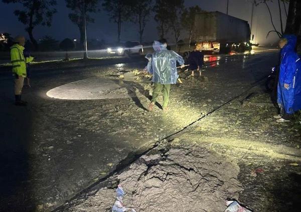 Kịp thời truy vết, xử lý phương tiện thải bùn đất xuống đường gây mất an toàn giao thông