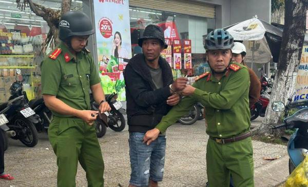 Bắt nóng đối tượng dùng dao đâm người