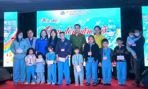 Bệnh viện Đà Nẵng tổ chức chuyến xe tình nghĩa đưa bệnh nhân về quê đón Tết cổ truyền