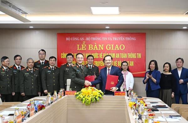 Bàn giao nhiệm vụ bảo đảm an toàn thông tin mạng từ Bộ Thông tin và Truyền thông về Bộ Công an