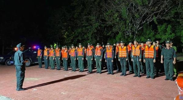 Công an Lâm Đồng chủ động bảo đảm an toàn giao thông, giúp dân trong mưa lũ