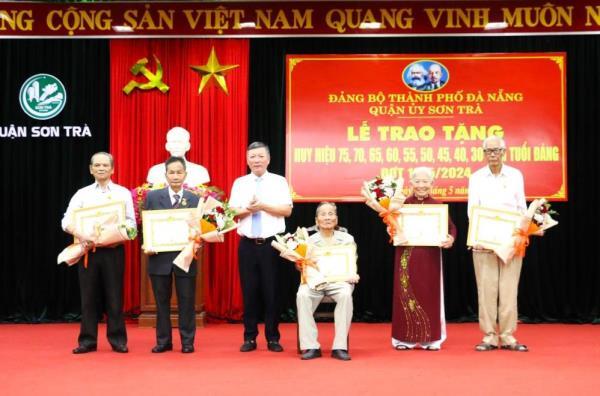 Trao tặng Huy hiệu Đảng cho 101 đảng viên