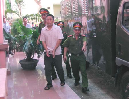 Bây giờ họ đã là người cũ của nhau...