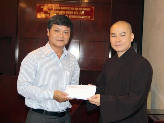 Chùa Bà Đa phối hợp với Báo Công an TP Đà Nẵng ủng hộ tiền cho các gia đình có hoàn cảnh khó khăn