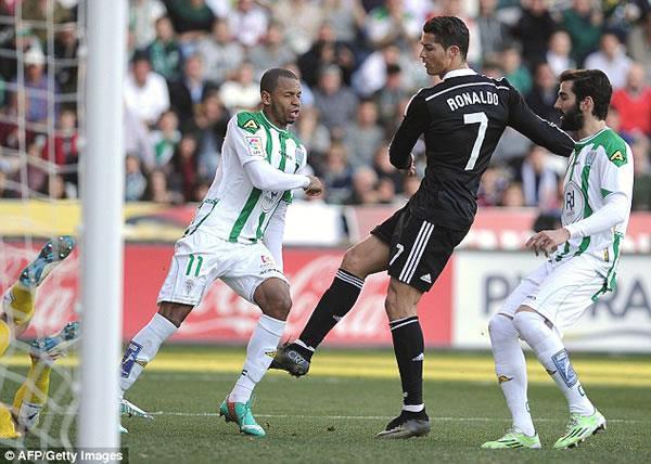 Barcelona tấn công Ronaldo