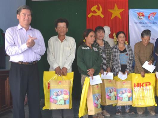 Tặng quà cho gia đình khó khăn đảo Lý Sơn