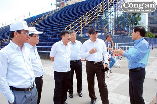 Đếm ngược thời gian chờ pháo hoa khai hỏa