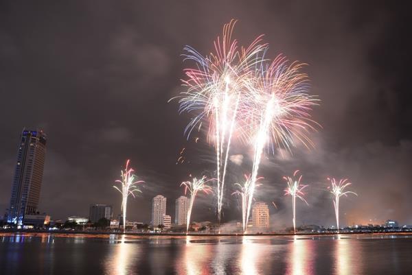 Đêm thi đầu tiên DIFC 2015: Sông Hàn thổn thức