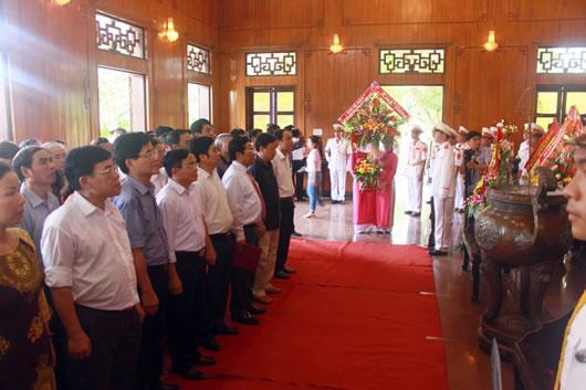 Lễ diễu hành và rước ảnh Bác Hồ tại Lễ hội Làng Sen