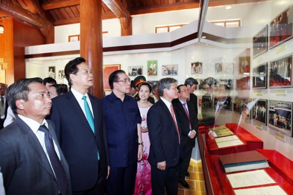 Lãnh đạo Đảng Nhà nước dâng hương tưởng niệm Tổng Bí thư Nguyễn Văn Linh