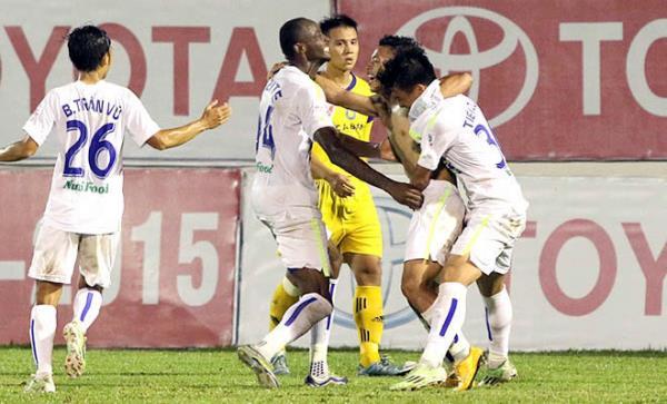 Vòng 22 V-League: Cuộc đua vô địch lẫn trụ hạng trở nên rất hấp dẫn