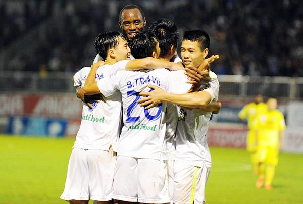 Nhìn lại vòng 24 V-League 2015: Ngạc nhiên chưa